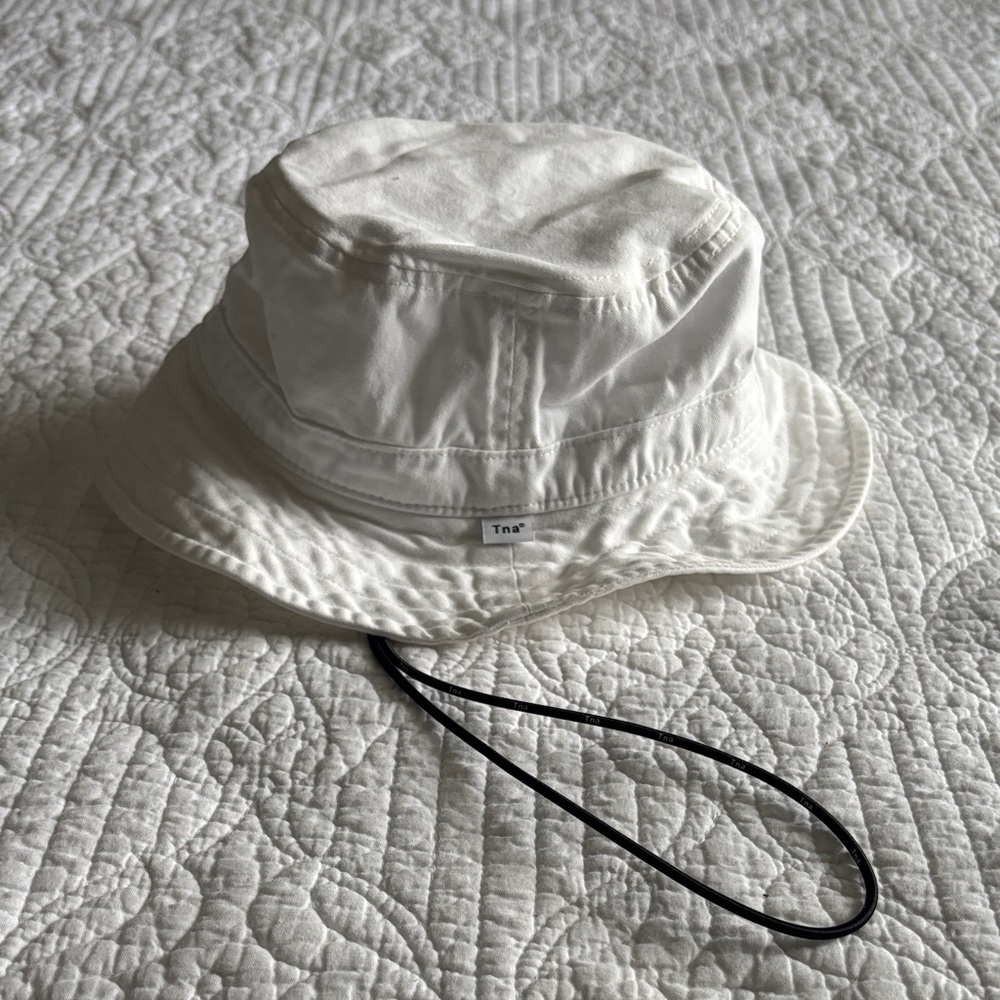 Aritzia TNA Cinch Drawcord White Bucket Hat Size M/L Vacation Sailing Fishing